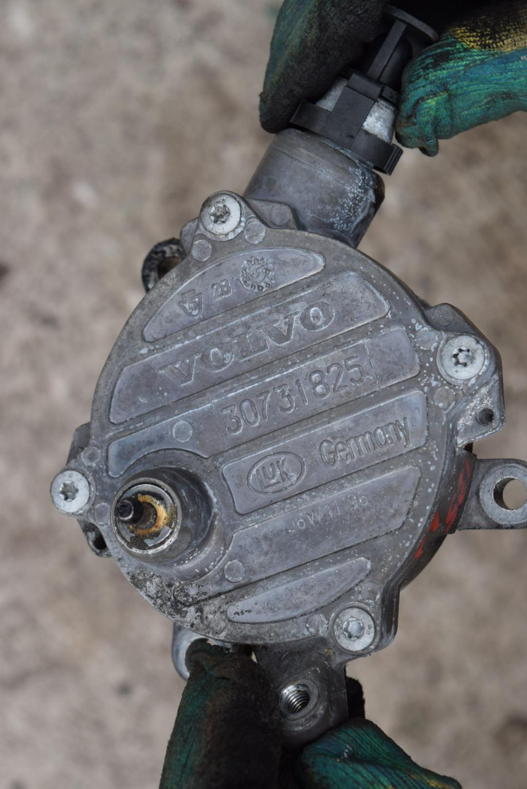 насос вакуумный Volvo XC90 1 поколение 2006, 2.4 л., D5, D 5244 T5, дизель, АКПП, внедорожник 5 дв., правый руль, 30731825 - фото №1