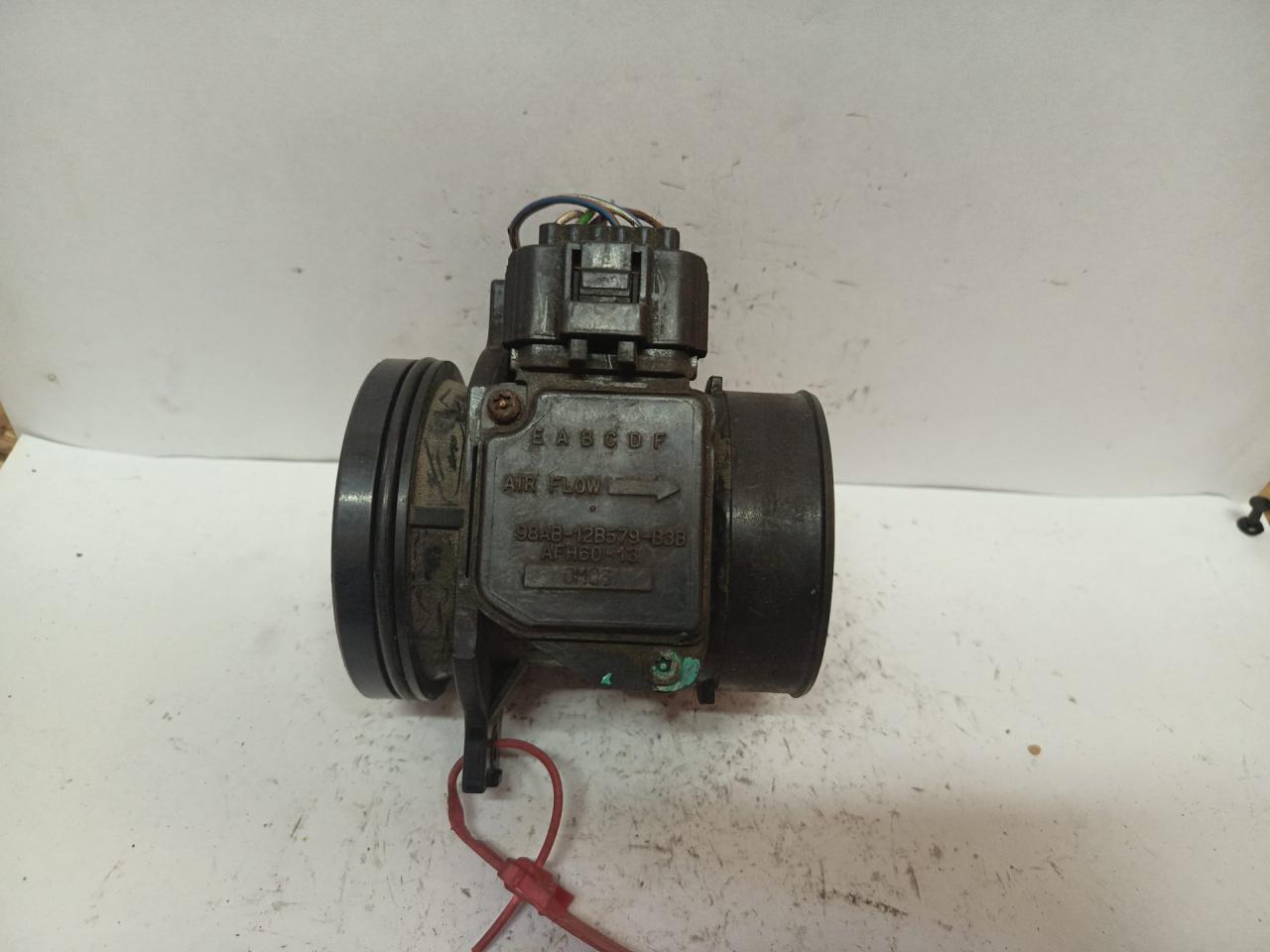 расходомер воздуха Ford Focus 1 поколение 2001, 1.8 л., бензин, хетчбэк 5 дв., 98AB12B579B3B, AFH6013 - фото №1