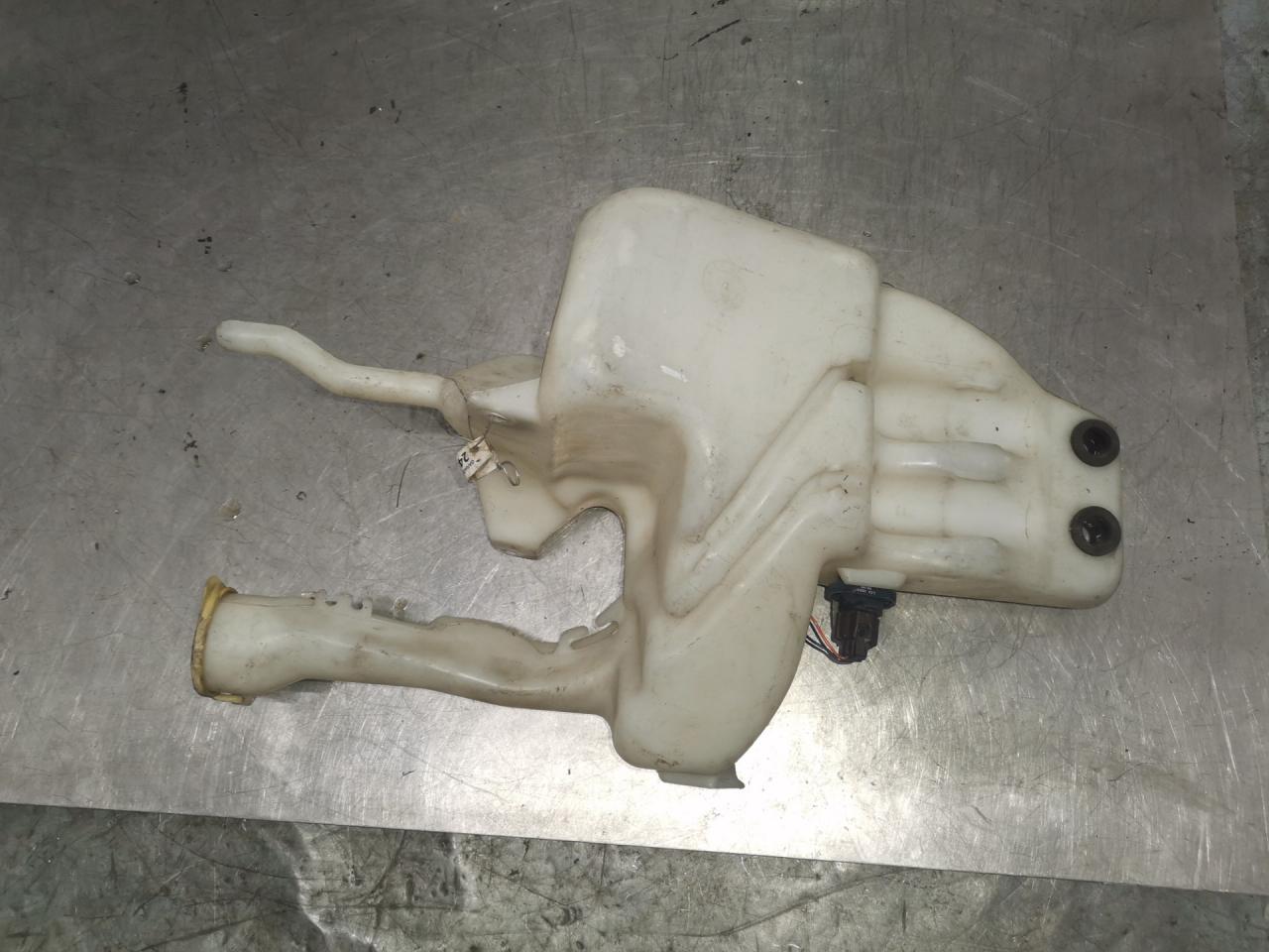 бачок омывателя Mitsubishi Carisma 1 поколение 1999, 1.8 л., бензин, 5МКПП, бронза, хетчбэк 5 дв. - фото №1