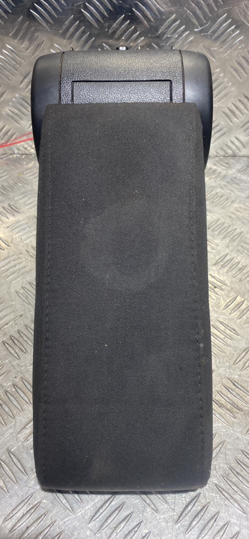 подлокотник Volkswagen Beetle 3 поколение 2012, 1.4 л., CAVA, бензин, 6МКПП, хетчбэк 3 дв. - фото №1