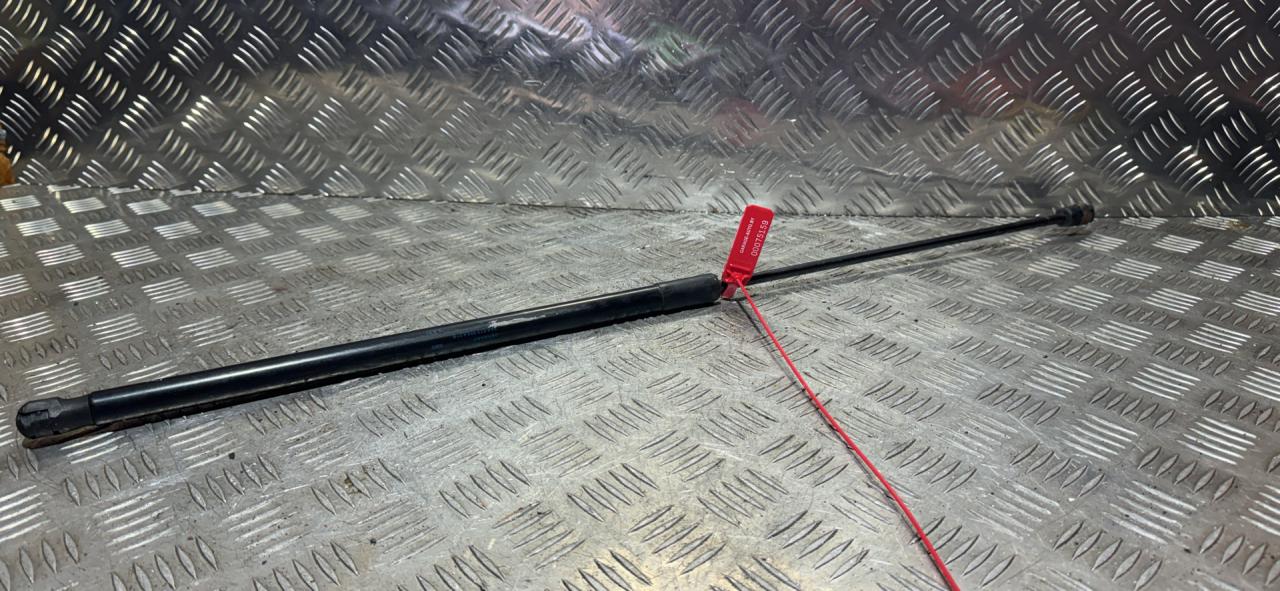 амортизатор капота Volkswagen Passat B7 2010, 2.0 л., CFFA, дизель, 6МКПП, седан - фото №1