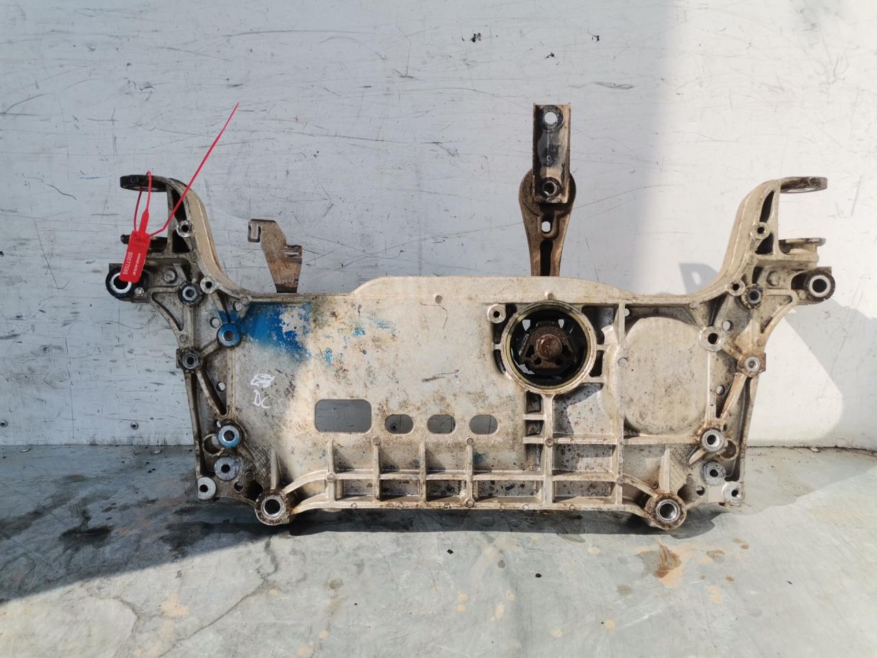 балка подвески передняя (подрамник) Volkswagen Tiguan 1 поколение 2009, 2.0 л., CBAA, дизель, 6МКПП, внедорожник 5 дв. - фото №1