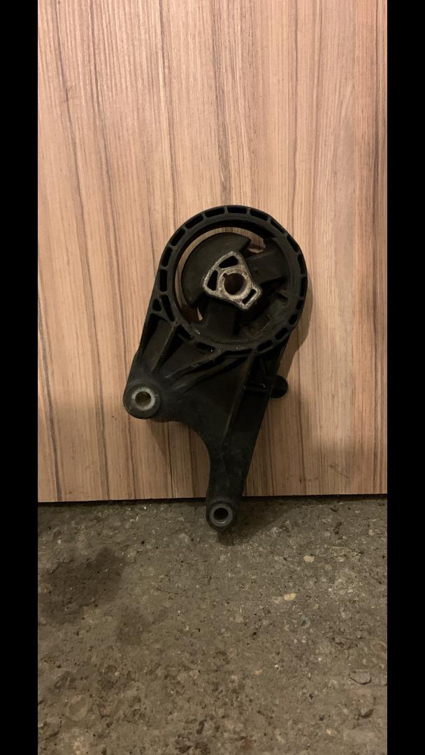 подушка крепления КПП Opel Insignia 1 поколение (A) 2012, 1.8 л., бензин, 13227762 - фото №1