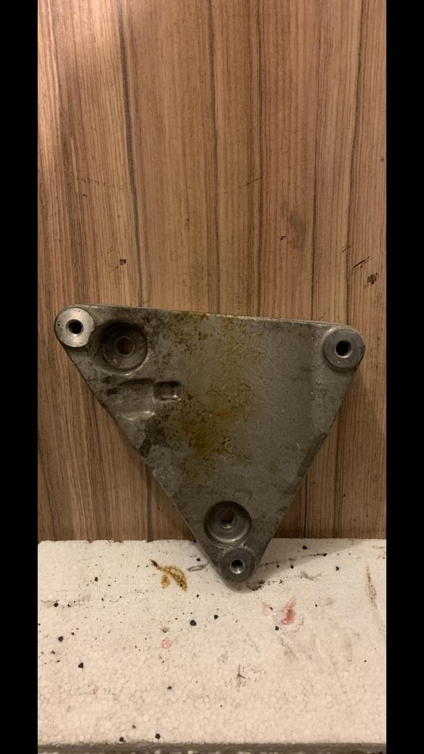 кронштейн компрессора кондиционера Chevrolet Malibu 9 поколение 2017, 1.5 л., LFV, бензин, АКПП, седан, 12658074 - фото №1