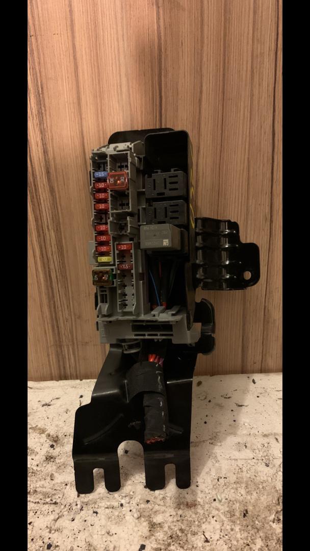 блок предохранителей Chevrolet Equinox 3 поколение 2018, 1.5 л., бензин, АКПП, черный - фото №1