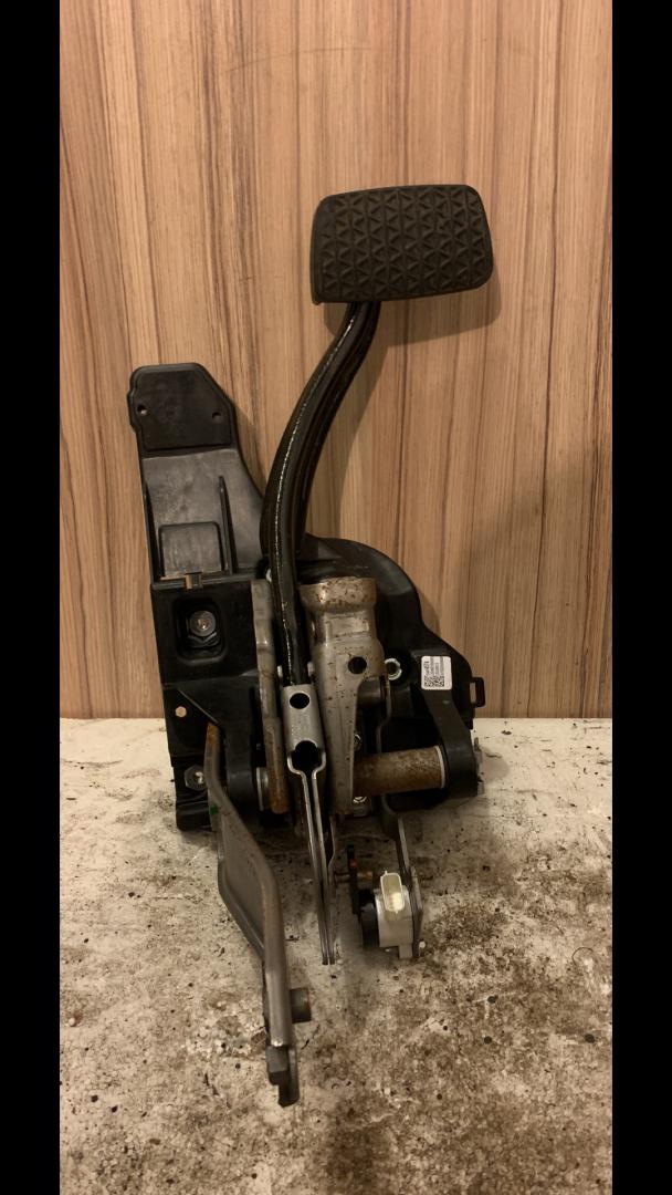 узел педальный (блок педалей) Chevrolet Equinox 3 поколение 2018, 1.5 л., бензин, АКПП, черный - фото №1