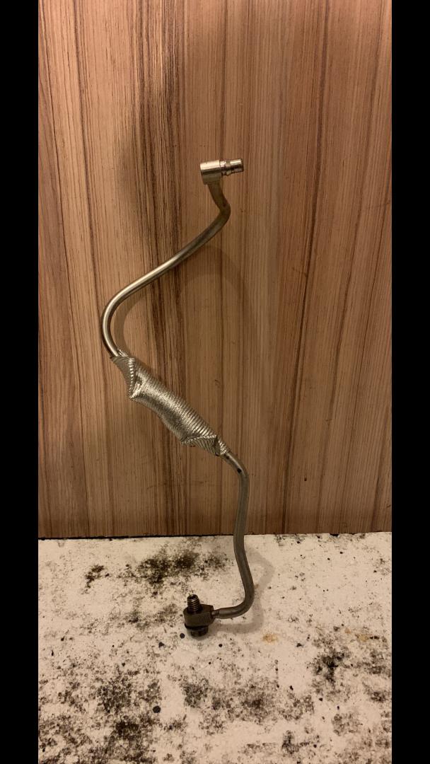 масляная трубка турбины Chevrolet Equinox 3 поколение 2018, 1.5 л., бензин, АКПП, черный - фото №1