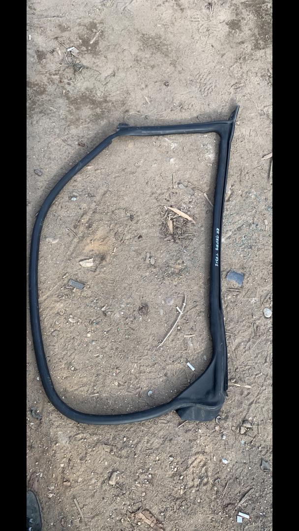 уплотнитель двери Tesla Model S 1 поколение 2014, электро, лифтбэк - фото №1