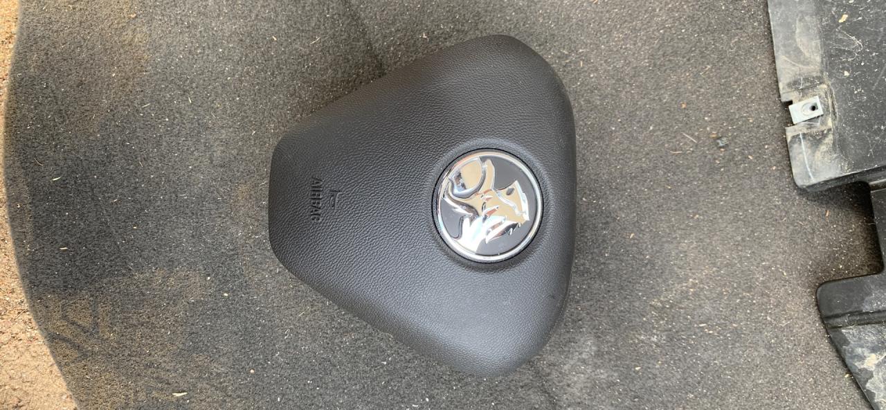 подушка безопасности водителя Chevrolet Equinox 3 поколение 2020, 1.5 л., бензин, АКПП, темно серо-зеленый, внедорожник 5 дв., правый руль, 84437036 - фото №1