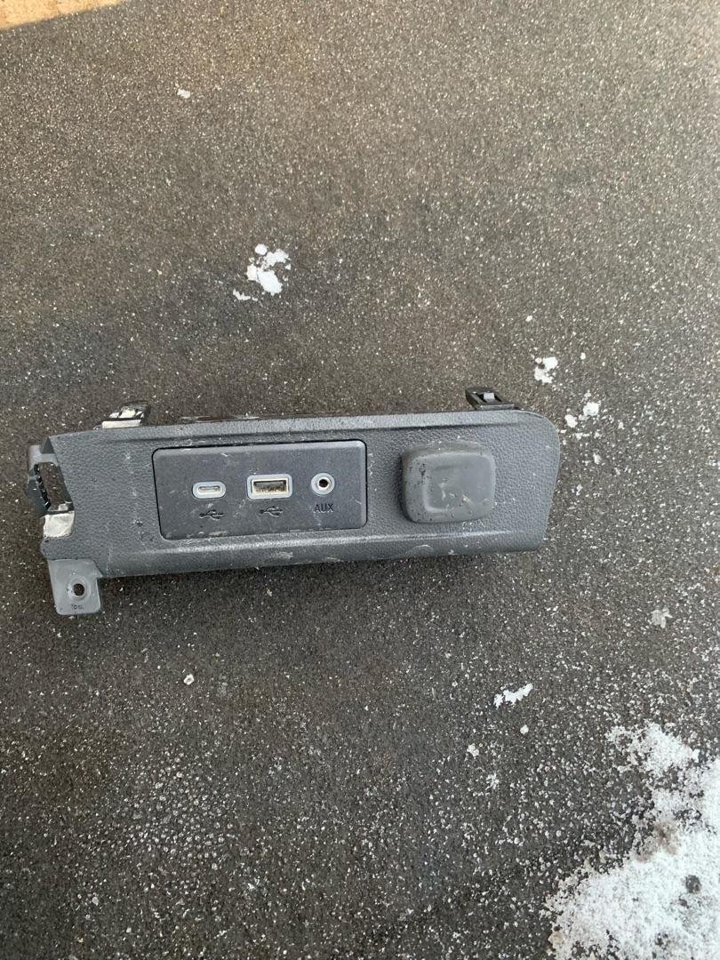 разъем AUX / USB Buick Encore GX 1 поколение 2020, 1.2 л., бензин, АКПП, серый - фото №1