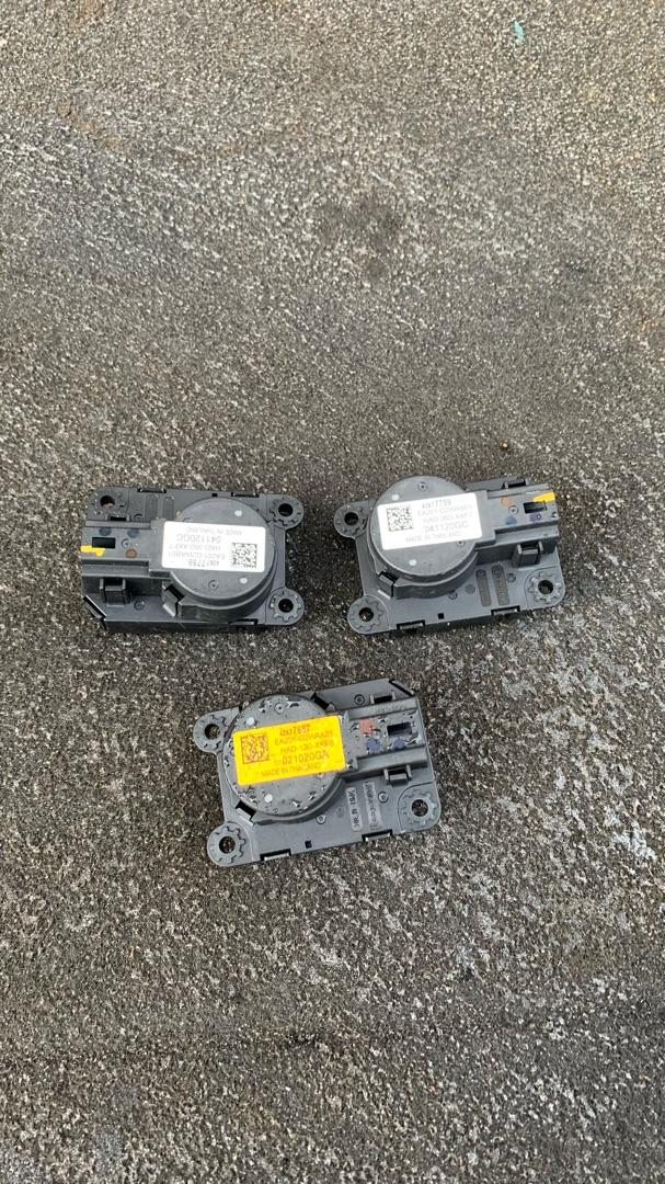 моторчик печки Buick Encore GX 1 поколение 2020, 1.2 л., бензин, АКПП, серый, 42677687, 42677759 - фото №1