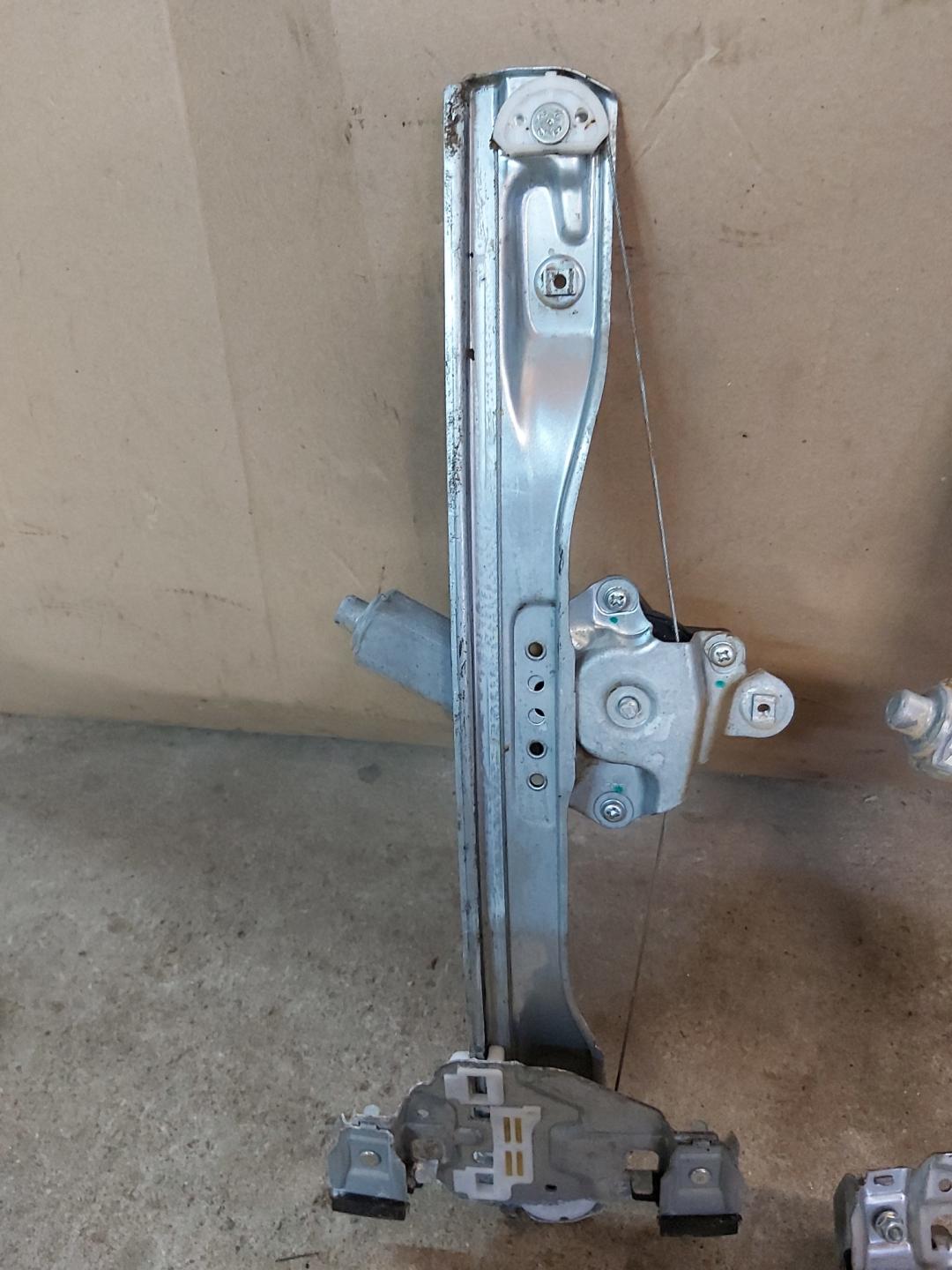 стеклоподъемник задний левый Chevrolet Cruze 1 поколение 2011, 1.6 л., F16D4, бензин, хетчбэк 5 дв. - фото №1