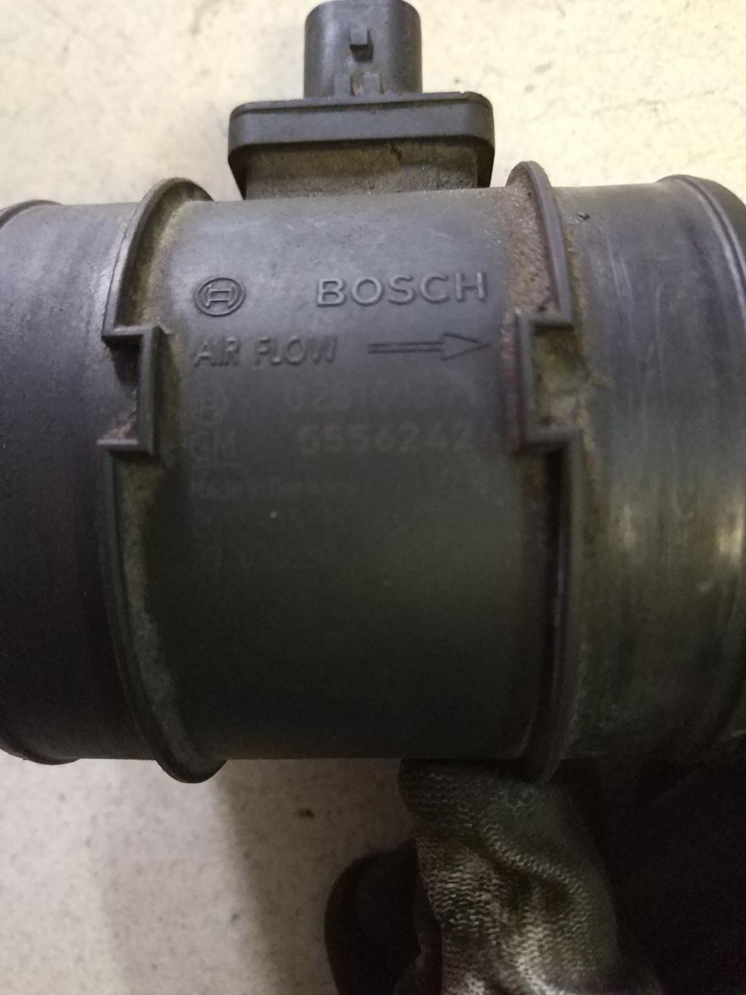 расходомер воздуха Opel Insignia 1 поколение (A) 2011, 2.0 л., дизель, АКПП, хетчбэк 5 дв., 55562426 - фото №1