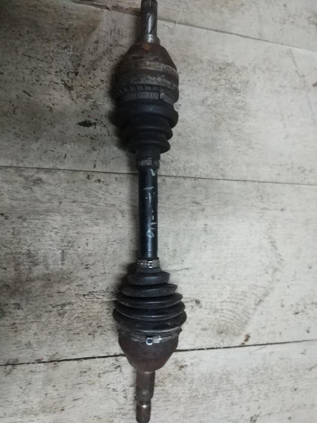 полуось передняя левая (приводной вал, ШРУС) Opel Zafira 2 поколение (B) 2006, 1.8 л., бензин, МКПП, минивэн - фото №1