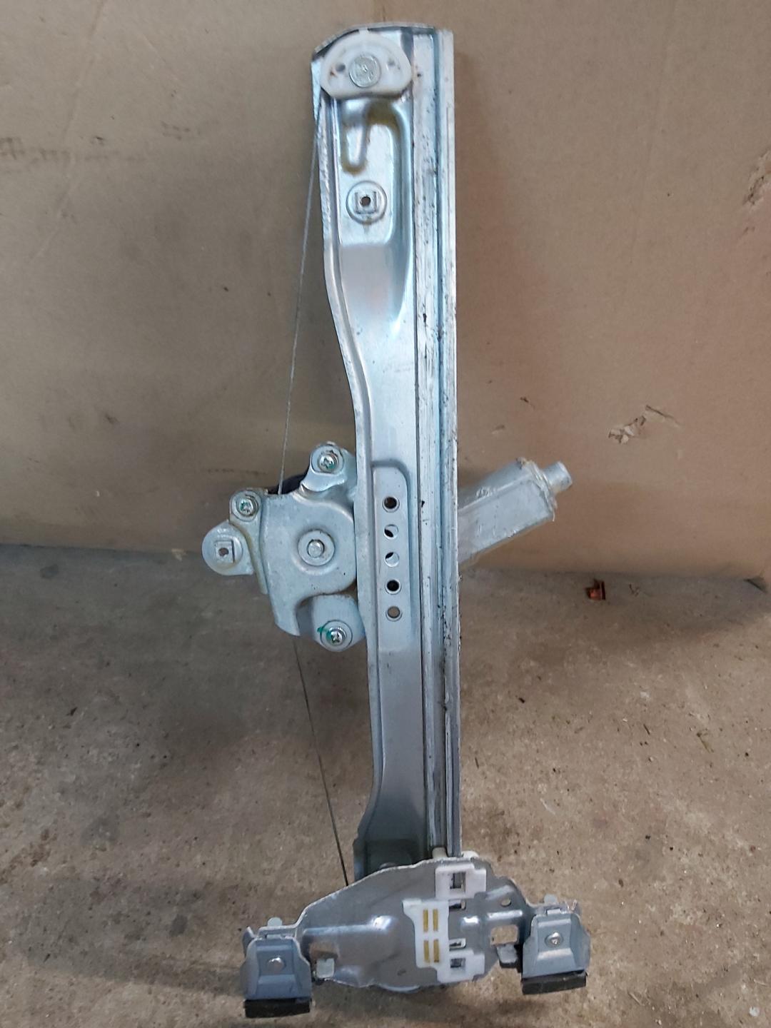 стеклоподъемник задний правый Chevrolet Cruze 1 поколение 2011, 1.6 л., F16D4, бензин, хетчбэк 5 дв. - фото №1