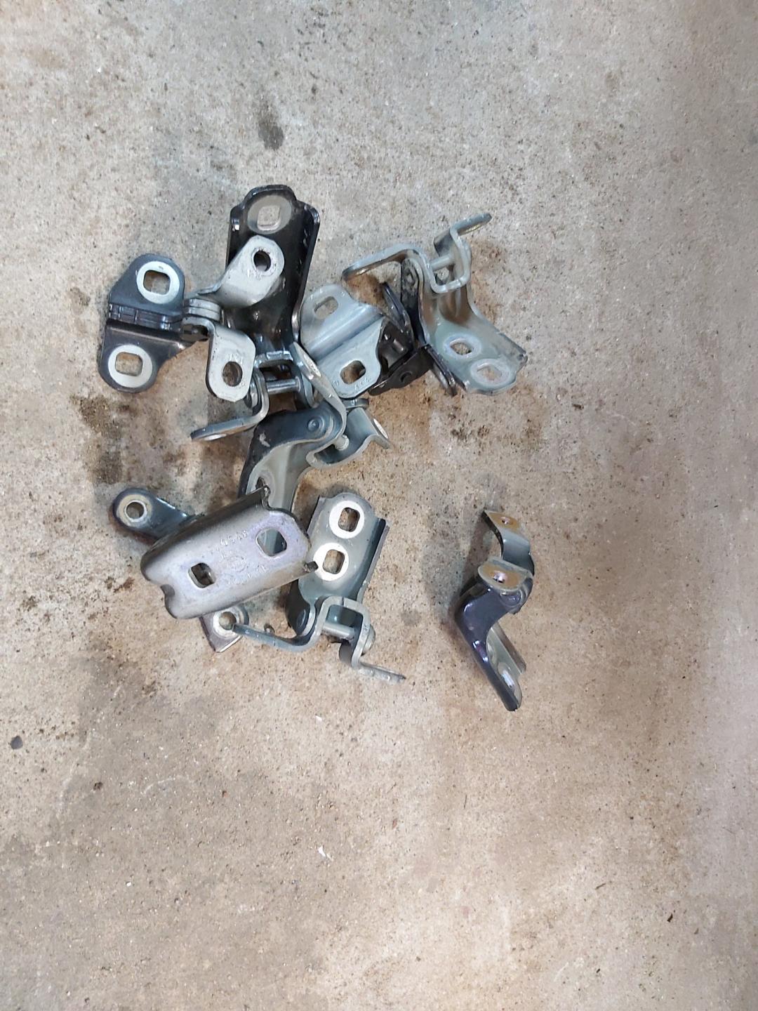 петля двери Chevrolet Cruze 2 поколение 2017, 1.4 л., бензин, АКПП, седан - фото №1