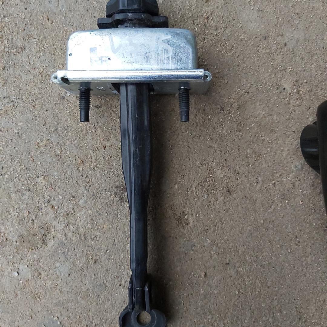 ограничитель открывания двери Chevrolet Malibu 9 поколение 2017, 1.5 л., LFV, бензин, АКПП, седан - фото №1