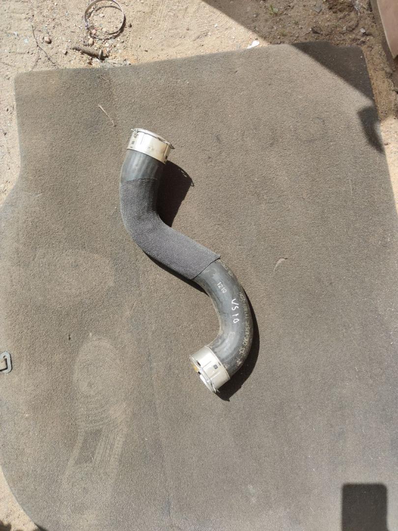 патрубок интеркулера Buick Encore GX 1 поколение 2022, 1.3 л., бензин, АКПП, черный, внедорожник 5 дв., 60004316 - фото №1