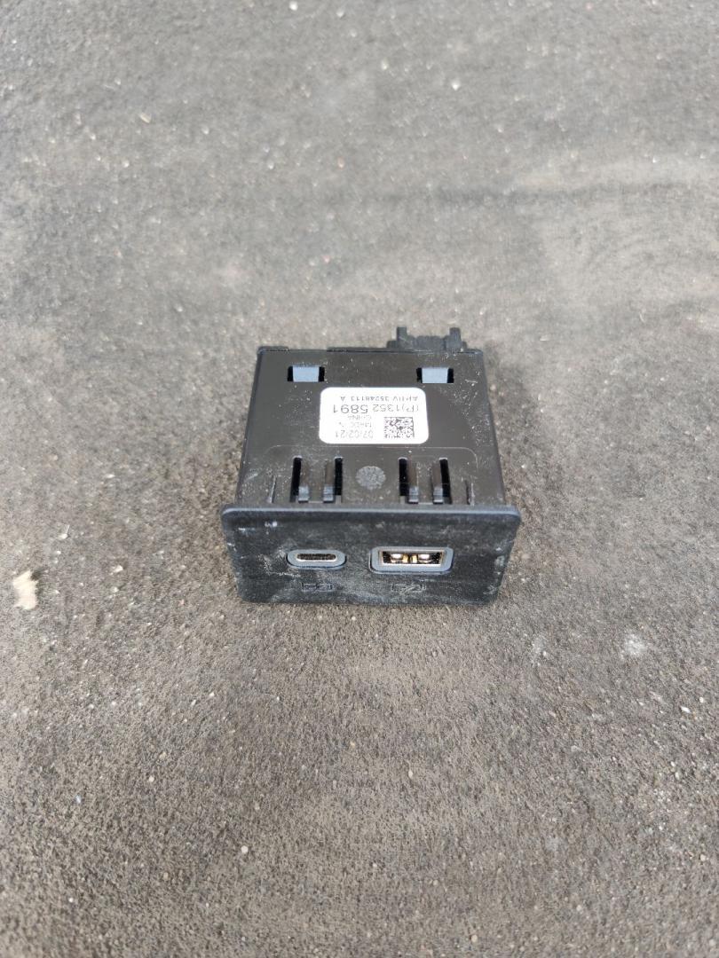 разъем AUX / USB Buick Encore GX 1 поколение 2022, 1.3 л., бензин, АКПП, черный, внедорожник 5 дв., 13525891 - фото №1