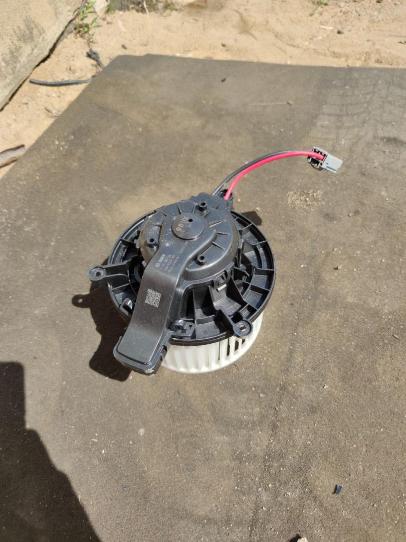 моторчик печки Buick Encore GX 1 поколение 2022, 1.3 л., бензин, АКПП, черный, внедорожник 5 дв., 210930 - фото №1