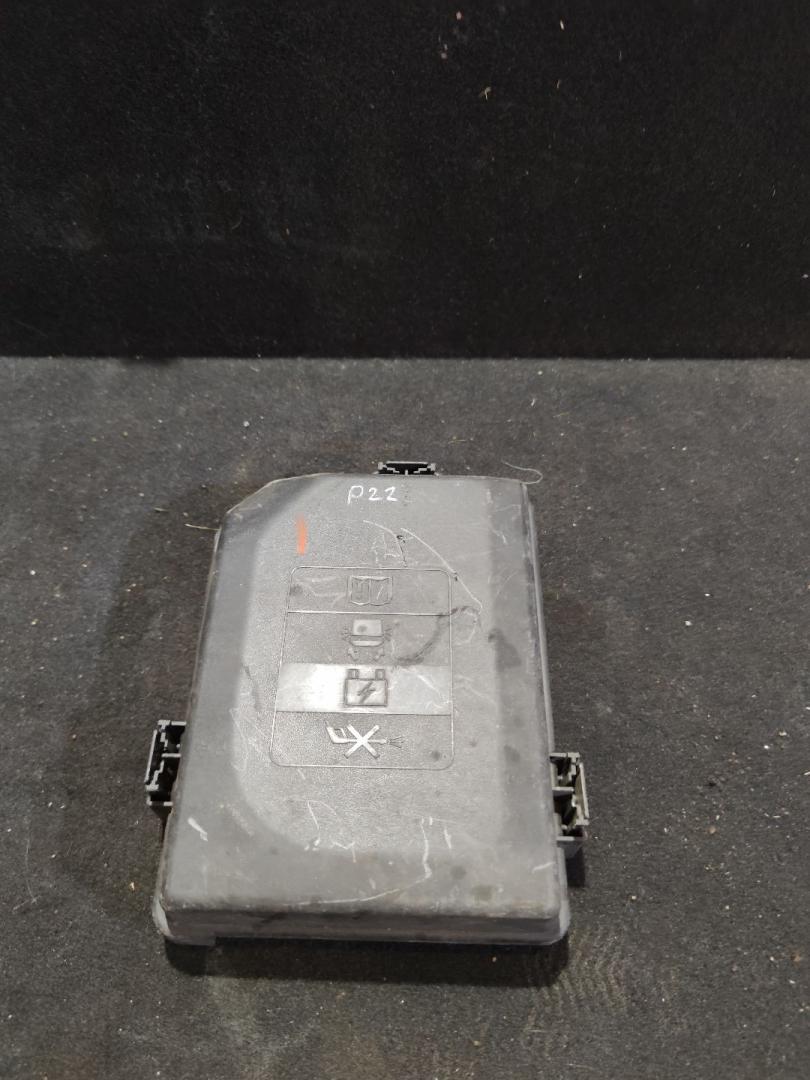 блок предохранителей Chevrolet Cruze 2 поколение 2018, 1.4 л., бензин, АКПП, серебристо голубой, седан - фото №1