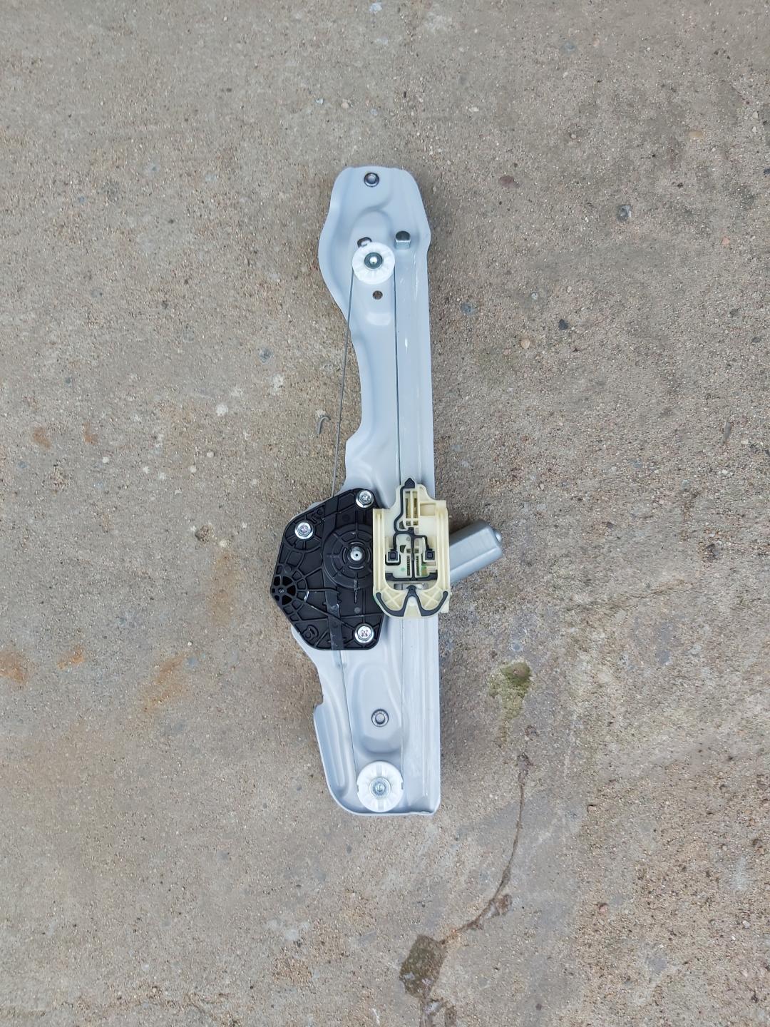 стеклоподъемник задний правый Chevrolet Malibu 9 поколение 2017, 1.5 л., LFV, бензин, АКПП, седан - фото №1