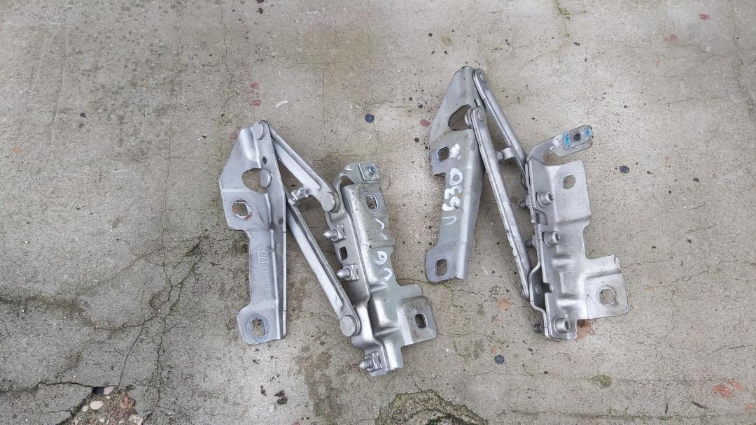 петля капота Opel Insignia 1 поколение (A) 2012, 2.0 л., бензин, АКПП, седан - фото №1