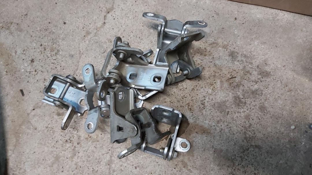 петля двери Opel Insignia 1 поколение (A) 2012, 2.0 л., бензин, АКПП, седан - фото №1