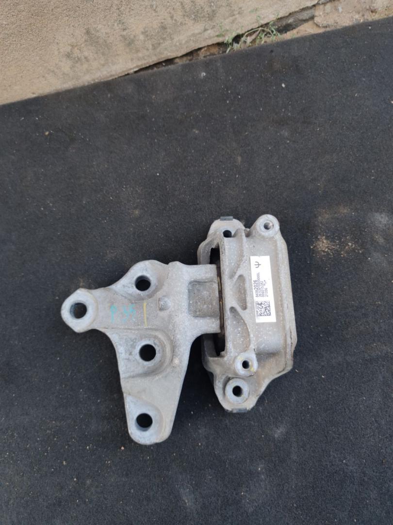 подушка крепления КПП Chevrolet Traverse 2 поколение 2022, 3.6 л., бензин, АКПП, внедорожник 5 дв., передний привод, 84382026 - фото №1