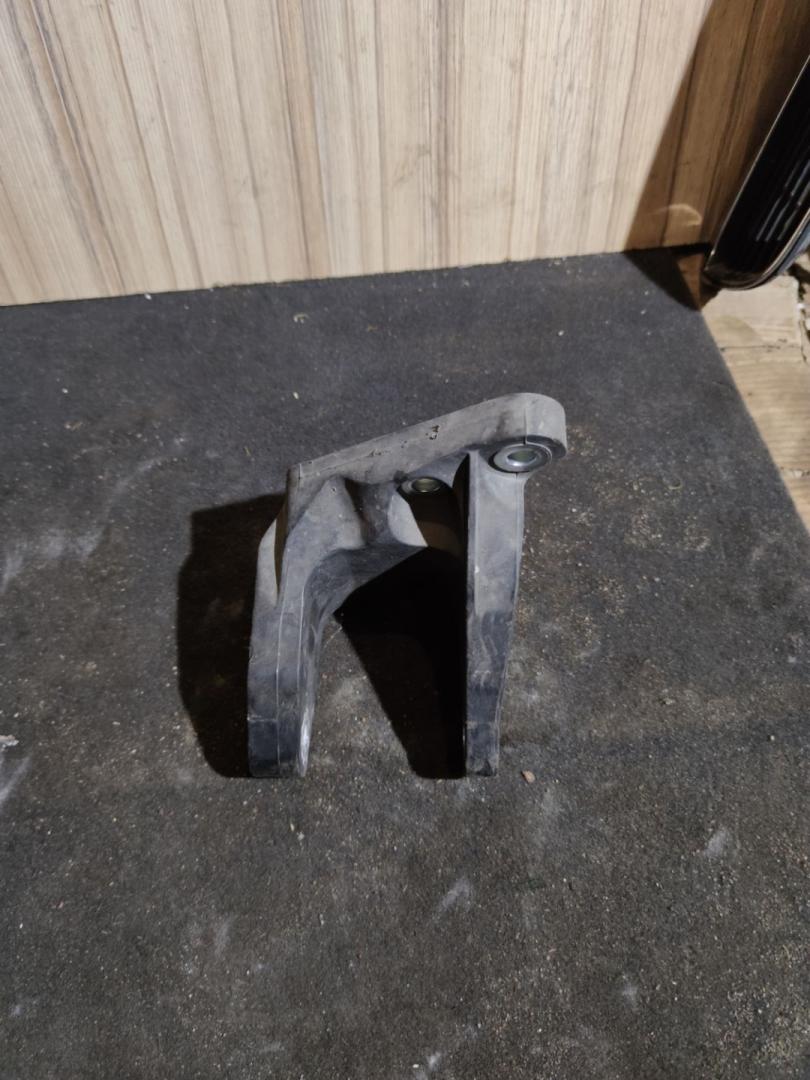 кронштейн КПП Chevrolet Traverse 2 поколение 2019, 3.6 л., бензин, АКПП, внедорожник 5 дв. - фото №1