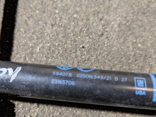 амортизатор капота Chevrolet Traverse 2 поколение [рестайлинг] 2022, 3.6 л., бензин, АКПП, внедорожник 5 дв., передний привод, 23165706