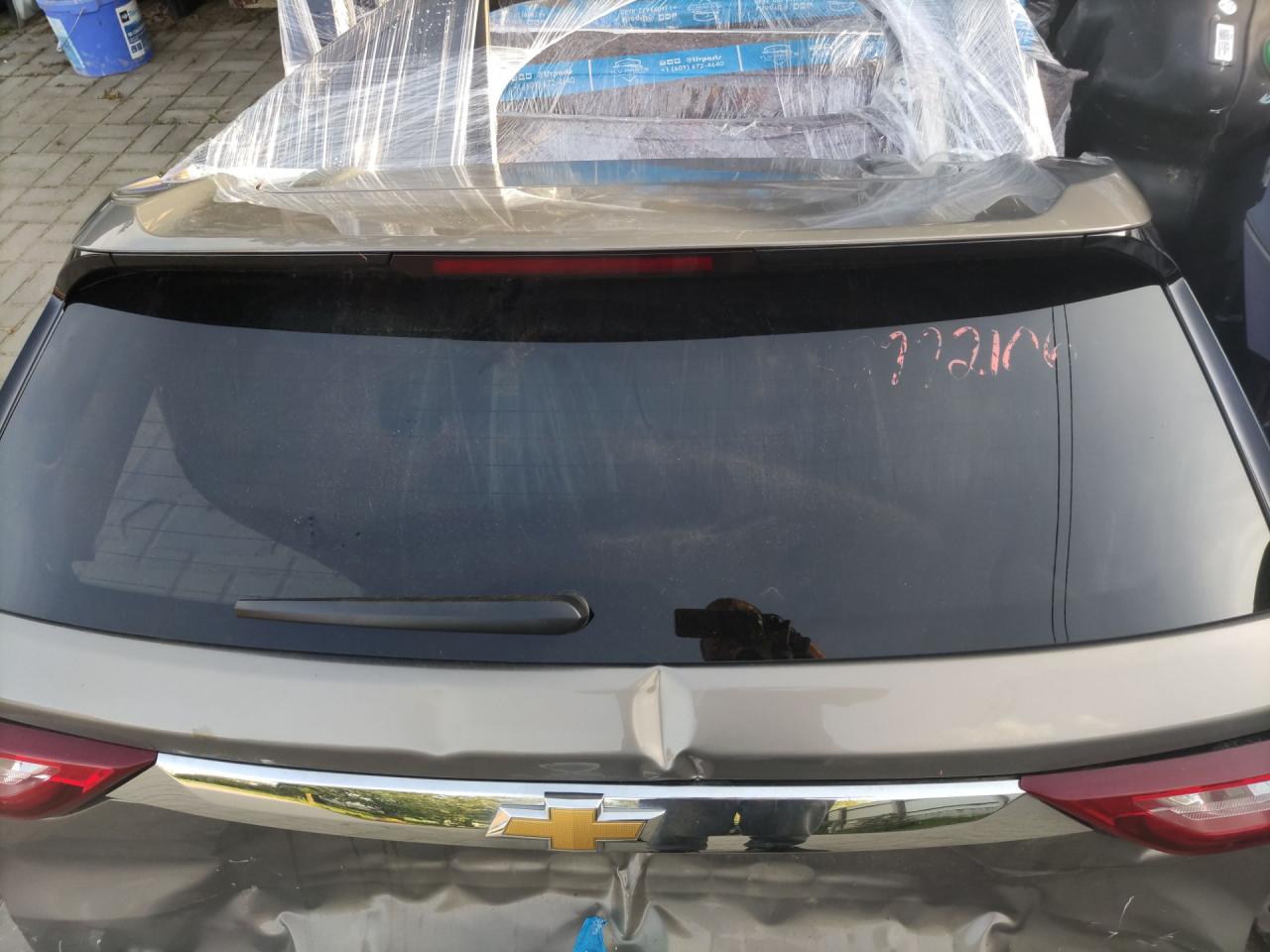 стекло заднее Chevrolet Traverse 2 поколение 2019, 3.6 л., бензин, АКПП, бежевый, полный привод - фото №1