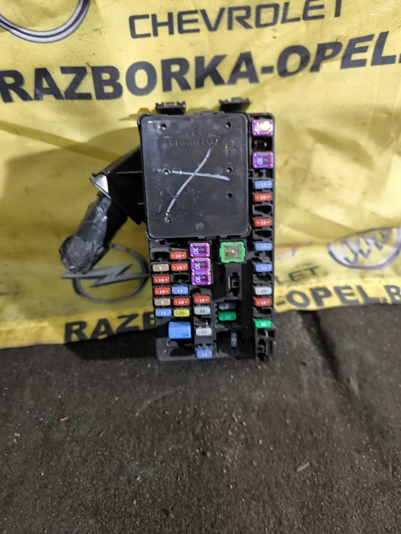 блок предохранителей Chevrolet Traverse 2 поколение 2019, 3.6 л., бензин, АКПП, бежевый, полный привод, 72711188 - фото №1