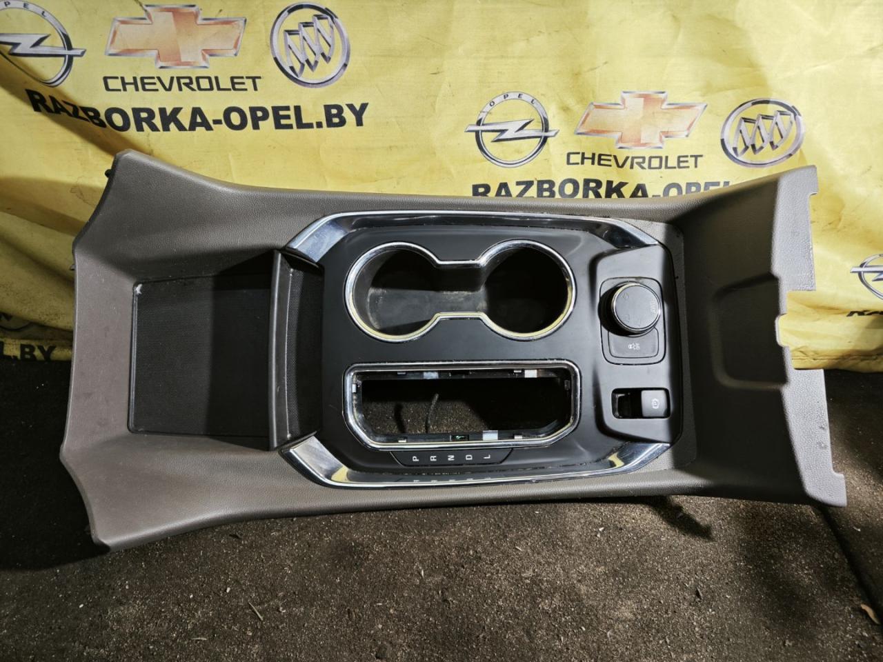 рамка обрамление кулисы Chevrolet Traverse 2 поколение 2019, 3.6 л., бензин, АКПП, бежевый, полный привод, 84374956 - фото №1