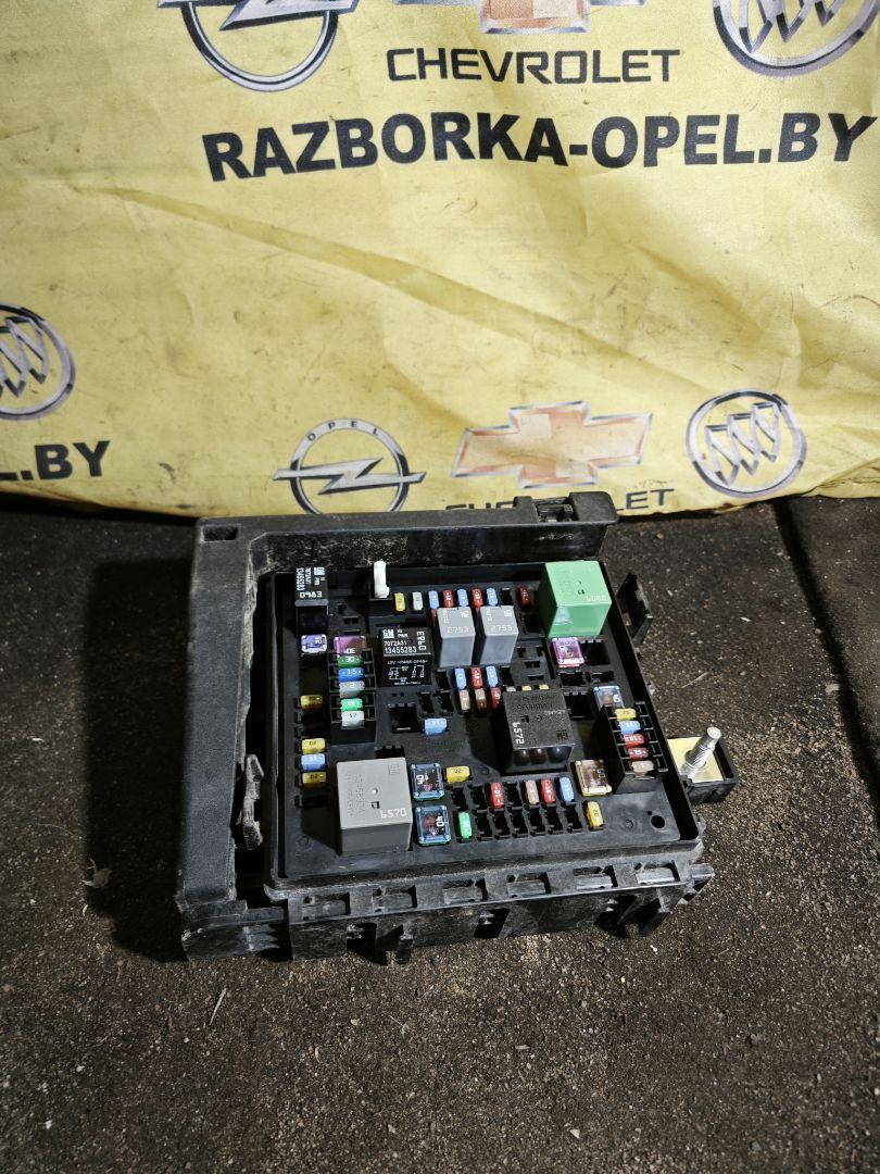 блок предохранителей Chevrolet Traverse 2 поколение 2019, 3.6 л., бензин, АКПП, бежевый, полный привод, 84292758 - фото №1