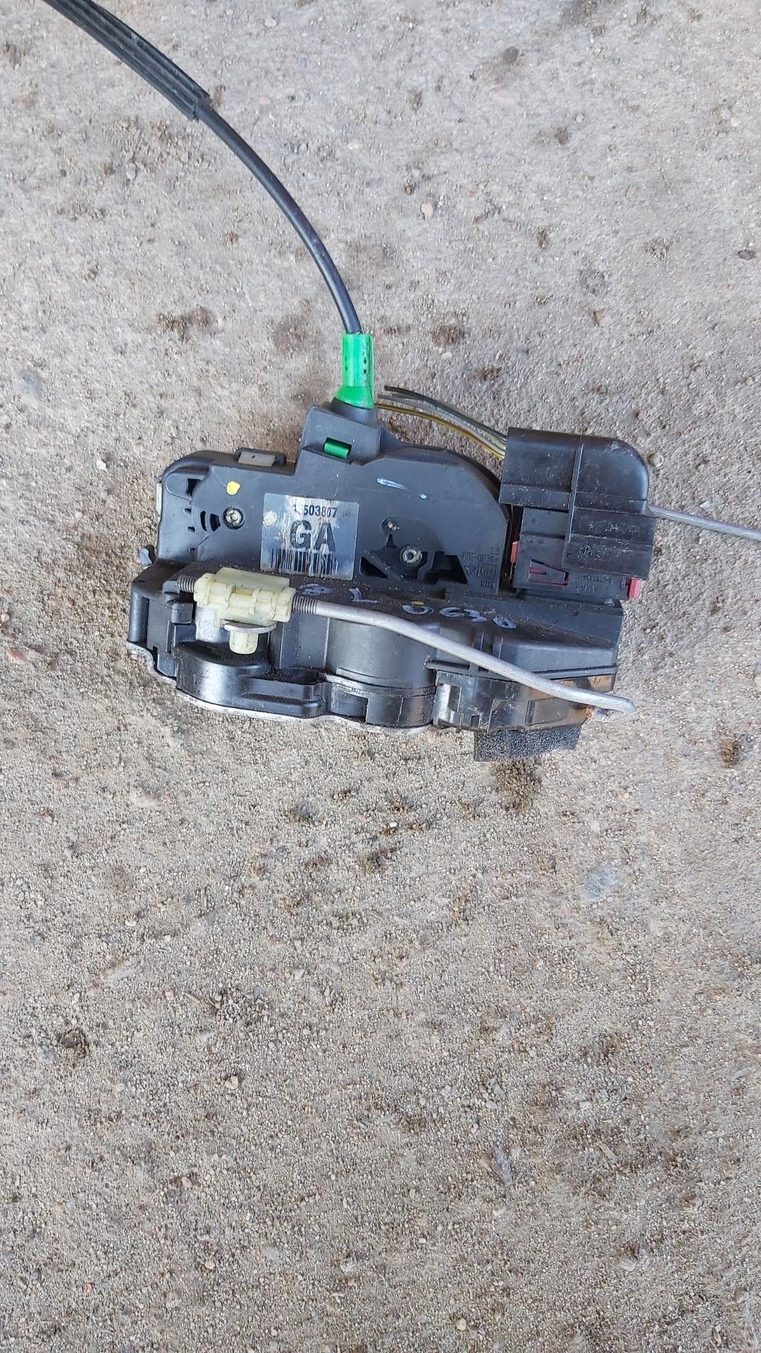 замок двери задней левой Opel Insignia 1 поколение (A) 2012, 2.0 л., бензин, АКПП, седан, 13503807 - фото №1