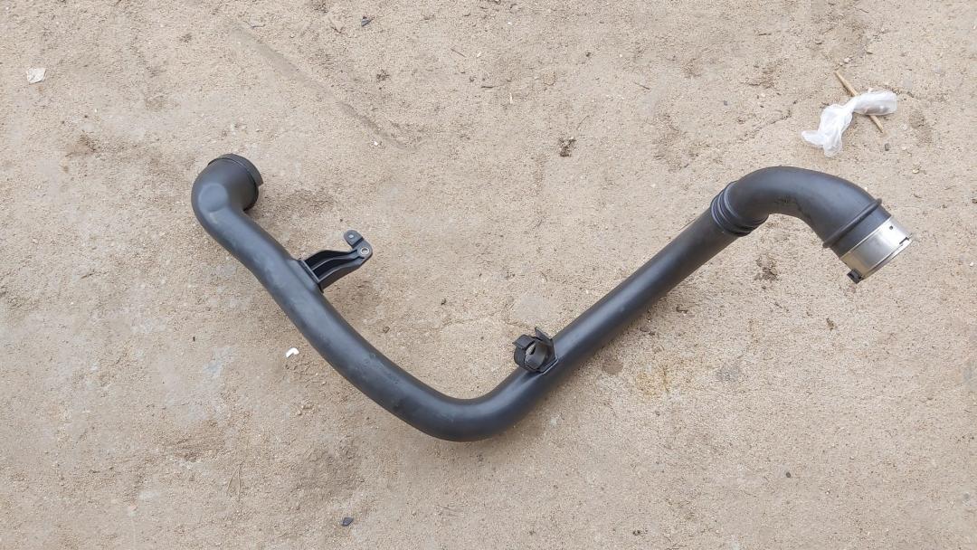 патрубок интеркулера Buick Regal 6 поколение 2018, 2.0 л., бензин, АКПП, лифтбэк, 13444885 - фото №1