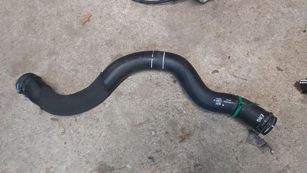 патрубок радиатора Buick Regal 6 поколение 2018, 2.0 л., бензин, АКПП, лифтбэк, 422346486, 39086772 - фото №1