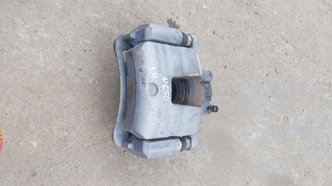 суппорт передний левый Chevrolet Equinox 3 поколение 2018, 1.5 л., бензин, АКПП, красный, внедорожник 5 дв., 84311326 - фото №1