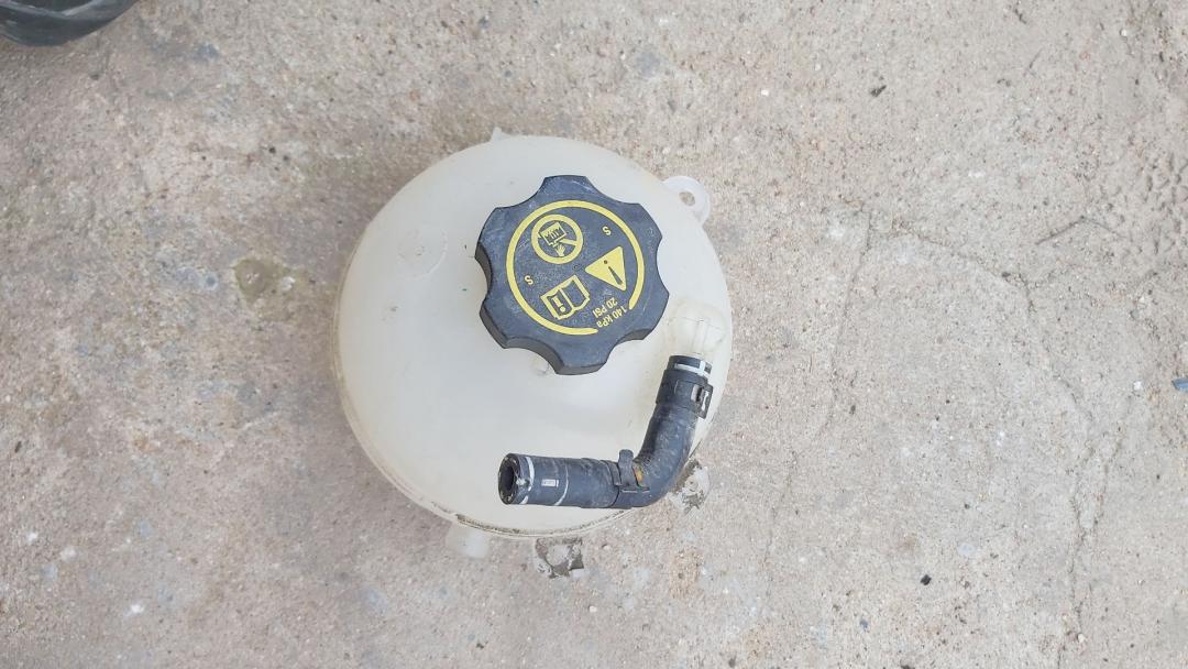 бачок расширительный Buick Regal 6 поколение 2018, 2.0 л., бензин, лифтбэк - фото №1