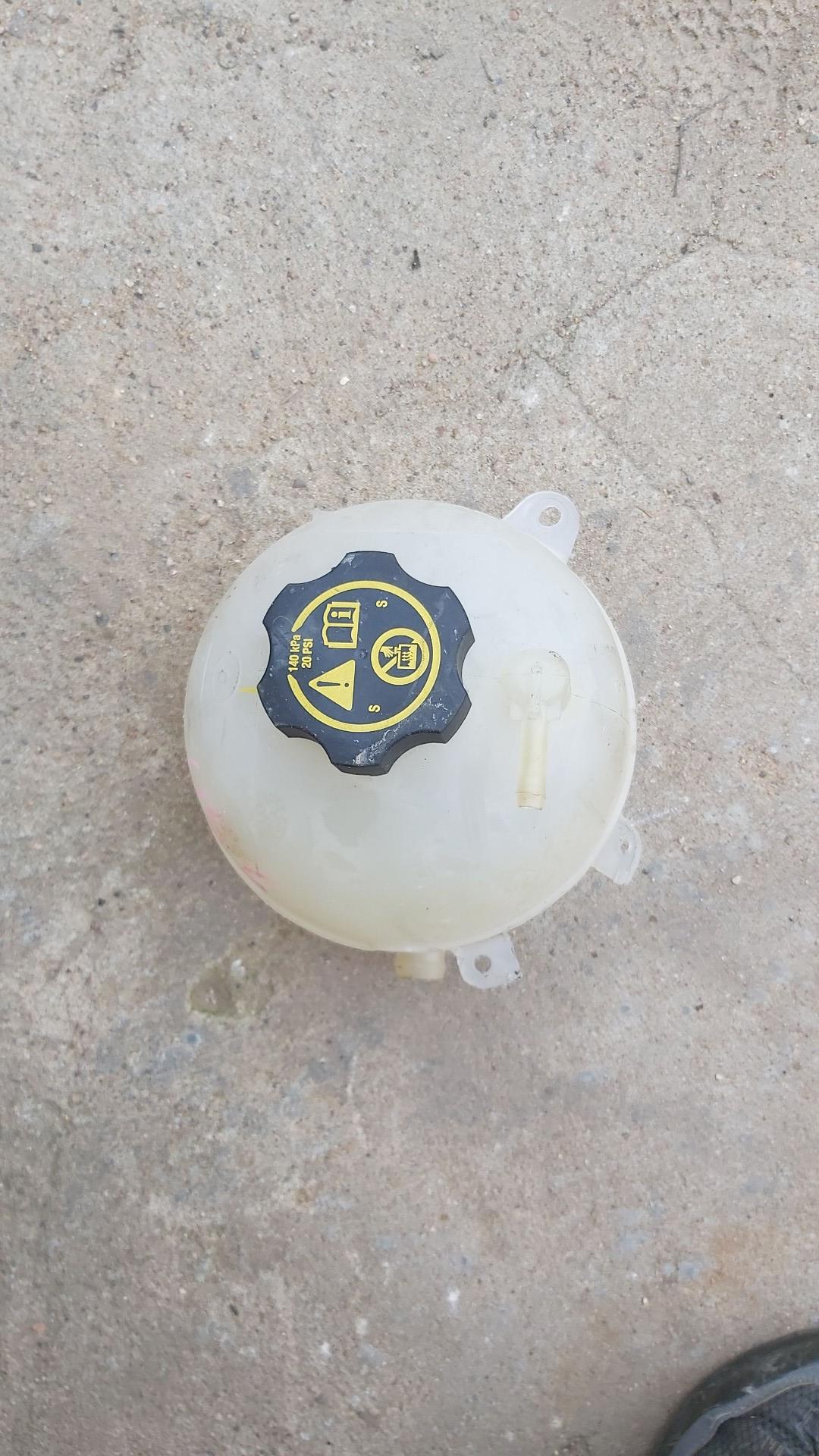 бачок расширительный Chevrolet Equinox 3 поколение 2019, 1.5 л., бензин, белый, внедорожник 5 дв. - фото №1