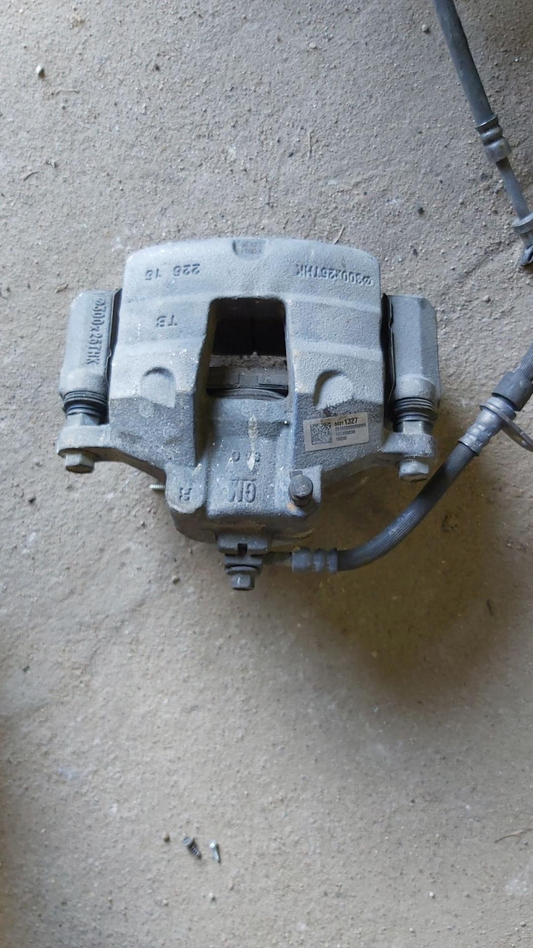 суппорт передний правый Chevrolet Equinox 3 поколение 2019, 1.5 л., бензин, белый, внедорожник 5 дв., 84311327 - фото №1