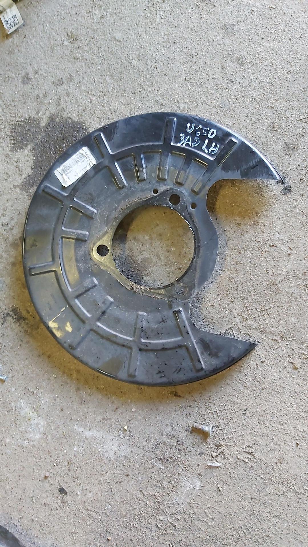 защитный кожух тормозного механизма Chevrolet Equinox 3 поколение 2018, 1.5 л., бензин, АКПП, красный, внедорожник 5 дв. - фото №1