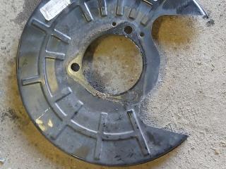 защитный кожух тормозного механизма Chevrolet Equinox 3 поколение 2018, 1.5 л., бензин, АКПП, красный, внедорожник 5 дв.