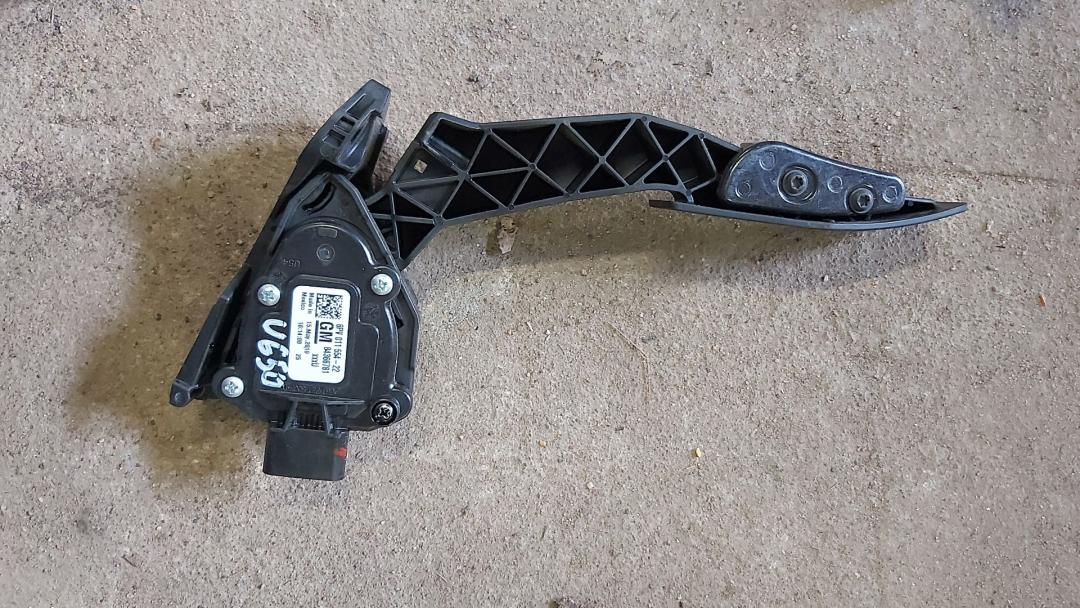 педаль Chevrolet Equinox 3 поколение 2018, 1.5 л., бензин, АКПП, красный, внедорожник 5 дв., 84366781 - фото №1