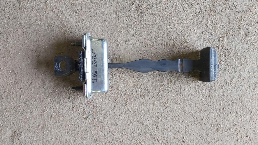 ограничитель открывания двери Chevrolet Equinox 3 поколение 2019, 1.5 л., бензин, белый, внедорожник 5 дв. - фото №1