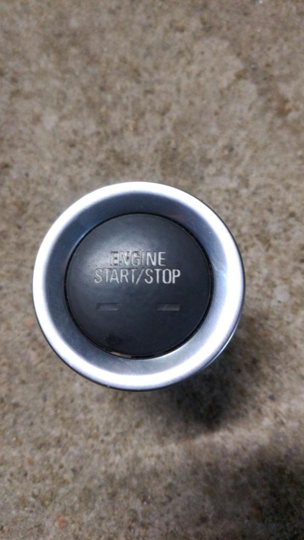 кнопка запуска двигателя Chevrolet Equinox 3 поколение 2019, 1.5 л., бензин, белый, внедорожник 5 дв., 84179562 - фото №1