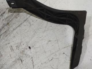 крепление ( кронштейн ) крыла Audi A4 B6 2004, 8E0821137
