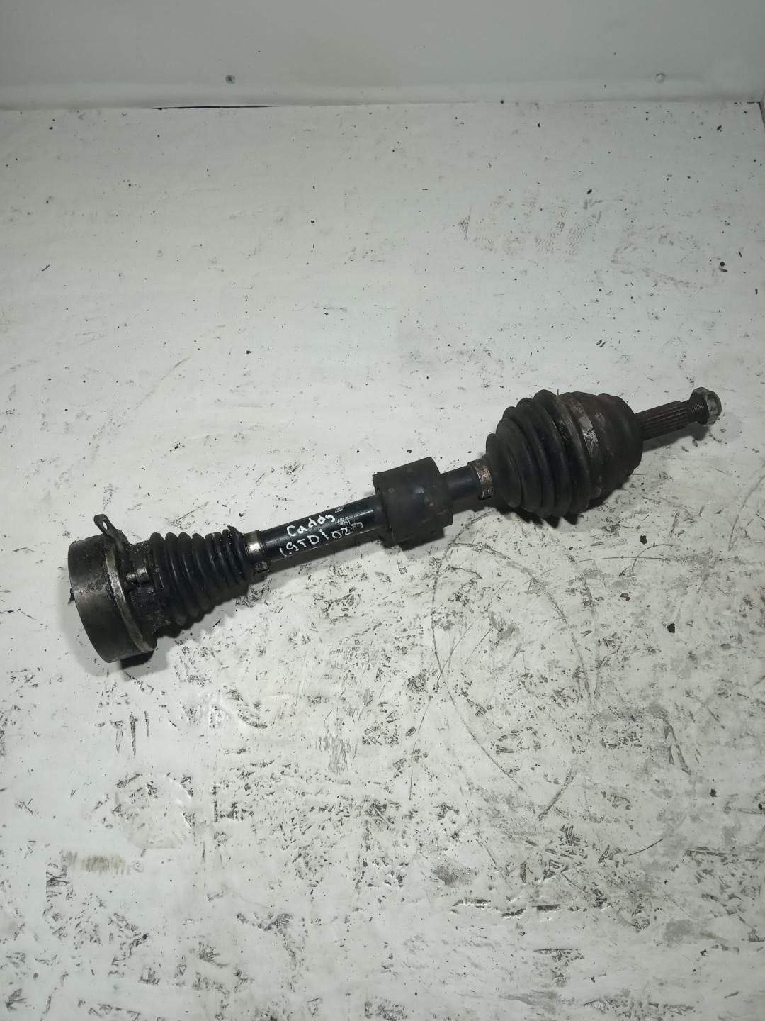 полуось передняя левая (приводной вал, ШРУС) Volkswagen Caddy 2 поколение 2004, 1.9 л., дизель, универсал - фото №1