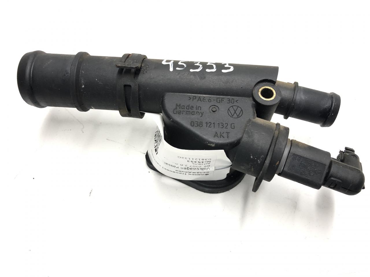 фланец (тройник) системы охлаждения Volkswagen Passat B6 2007, 2.0 л., дизель, 038121132G - фото №1
